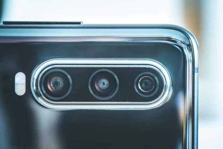 Primer plano del módulo de cámara de un smartphone.