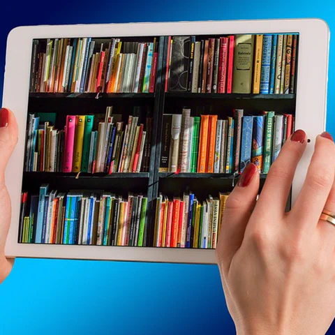 Una tablet siendo usada para la lectura, que representa la compra de dispositivos de bajo coste para multimedia y uso familiar.