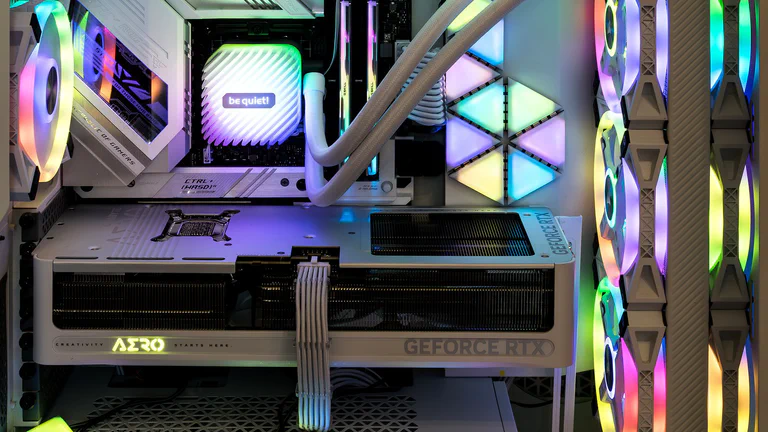 Interior representativo de un PC gamer abierto destacando tarjeta gráfica, memoria RAM, refrigeración y flujo de aire para la guía de montaje.