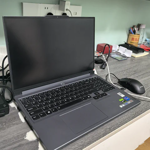 Un PC portable gamer Lenovo Legion sur un bureau, servant de couverture représentative au guide d'achat.