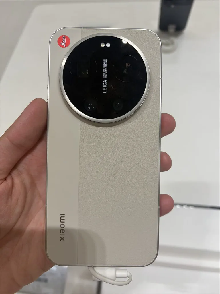 Parte trasera de un Xiaomi 17 Ultra by Leica con gran módulo circular de cámara.