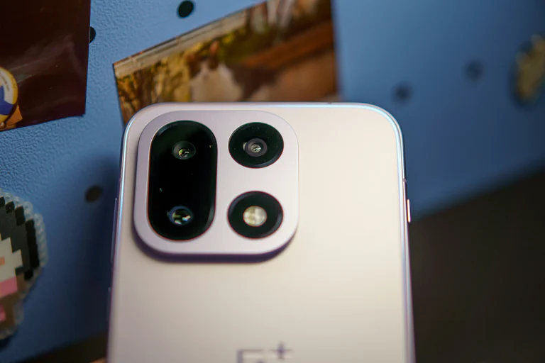 Primer plano del módulo de cámara de un smartphone premium.