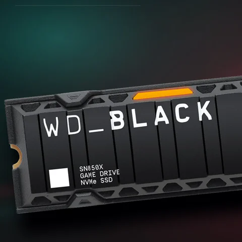 Portada de guía SSD con una unidad NVMe grande, PC gaming, consola tipo PS5, portátil, SSD portátil y varios formatos de almacenamiento.