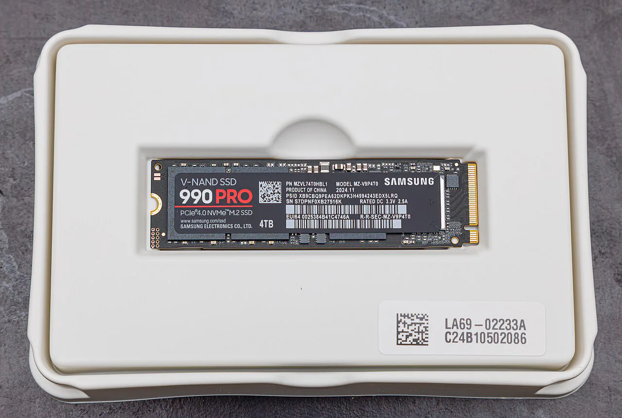 Накопитель Samsung 990 Pro 4TB M.2 NVMe SSD.