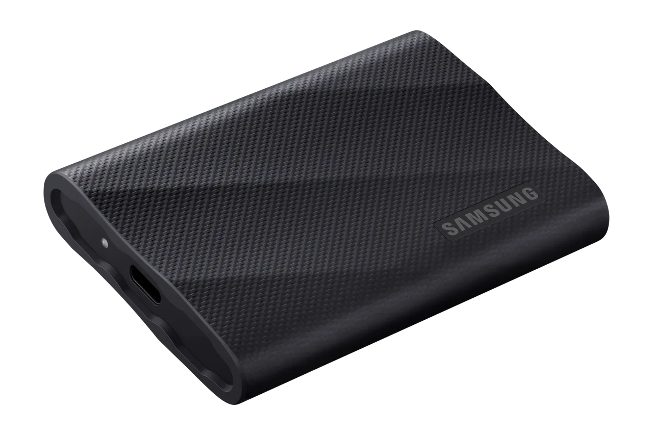 Samsung T9 SSD portátil en la mano.