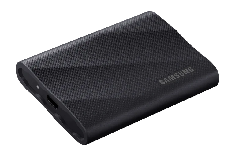 Портативный накопитель Samsung T9 в руке.