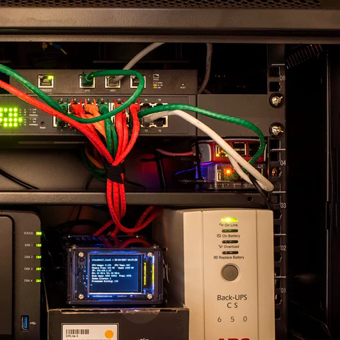 Heimnetzwerk-Schrank mit einem Switch, NAS, kleinem Router und USV-Batterie-Backup.
