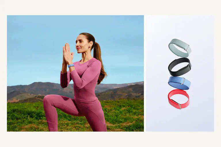 Offizielles Fitbit-Air-Produktbild mit mehreren farbigen, displaylosen Bändern.