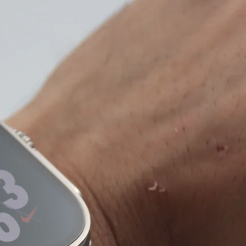 Smartwatch premium no pulso, usado como capa do guia de compra de smartwatch, pulseira fitness e relógio esportivo.