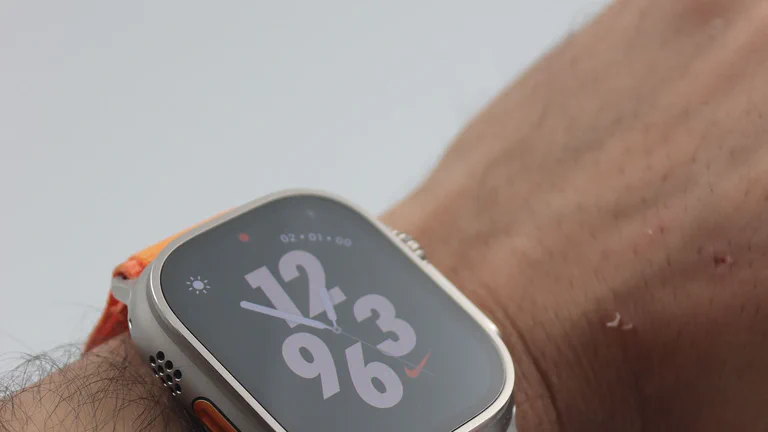 Smartwatch premium no pulso, usado como capa do guia de compra de smartwatch, pulseira fitness e relógio esportivo.